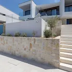 Сasa de vacaciones Luxurious Home In Razanj